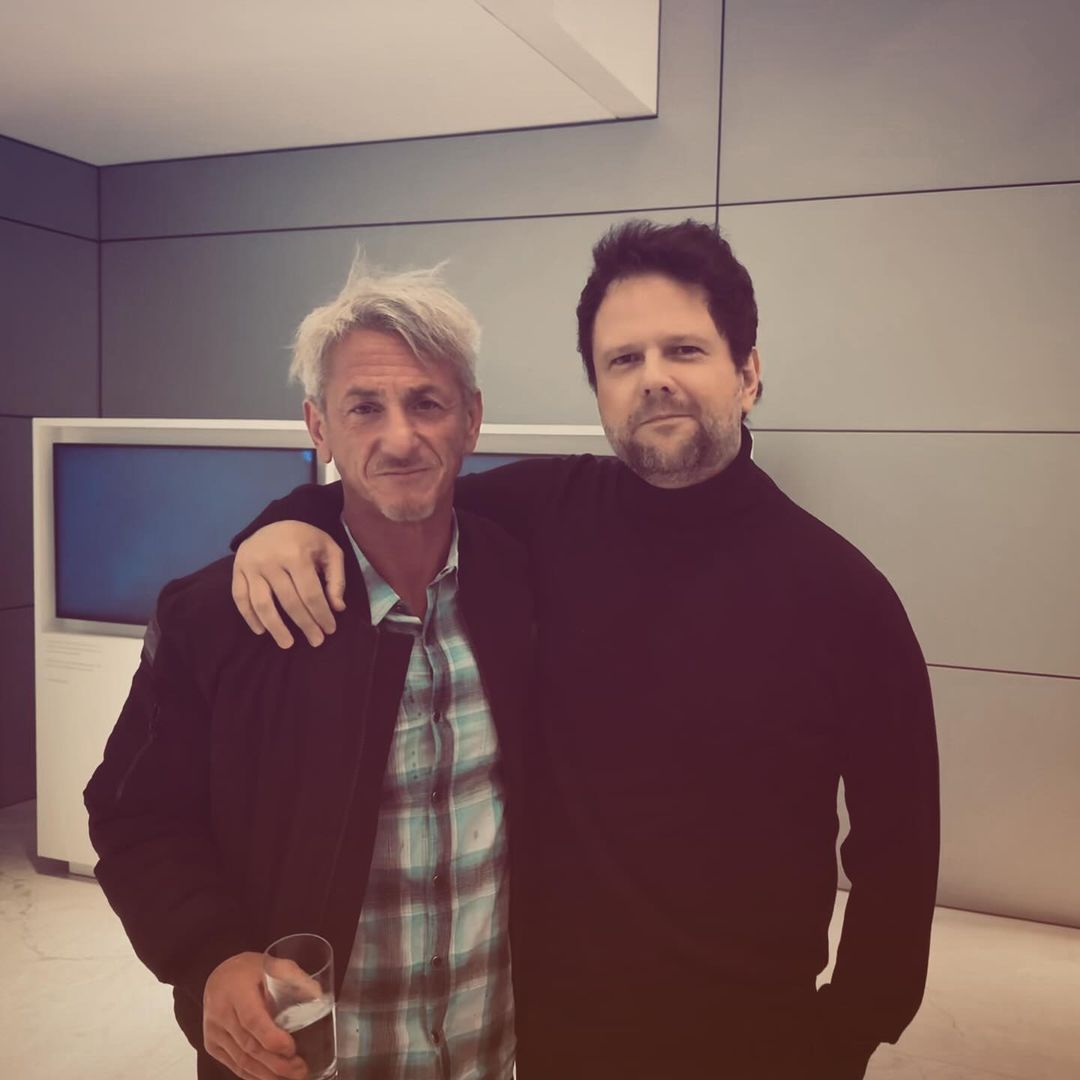 Selton Mello, um dos astros do filme, compartilhou em suas redes foto ao lado de Sean Penn. “Meu ídolo de toda a vida ficou profundamente tocado com meu trabalho. Não sei o que pensar, ganhei o dia,  ganhei o ano”, escreveu na legenda.
