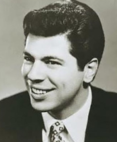 Aos 20 anos, Senor se formou em técnico em Contabilidade. Mas continuou como locutor de rádio e vendia revistas com passatempos e charadas.  Em 1958, adquiriu de seu amigo e radialista Manuel de Nóbrega o Baú da Felicidade, empresa que entregava brinquedos a quem pagasse carnê ao longo do ano. 