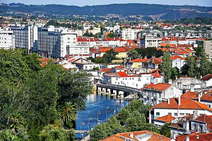 1º) Tomar, Portugal: Eleito o “melhor tesouro escondido” da Europa, Tomar é uma histórica cidade portuguesa construída em 1160 e situada na região central do país.