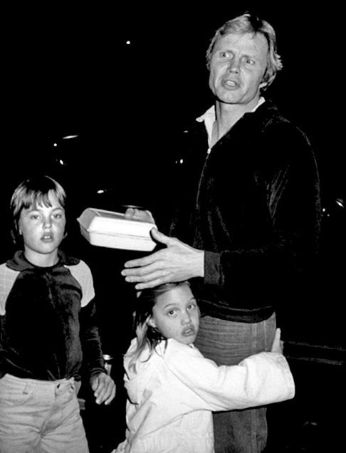 Angelina Jolie Voight é filha do ator Jon Voight. Com longa carreira no cinema, ele venceu o Oscar de Melhor Ator em 1979 pela atuação em Amargo Regresso. Pelo laço familiar, Angelina se acostumou desde cedo a viver no ambiente artístico ligado ao cinema e ao teatro. 
