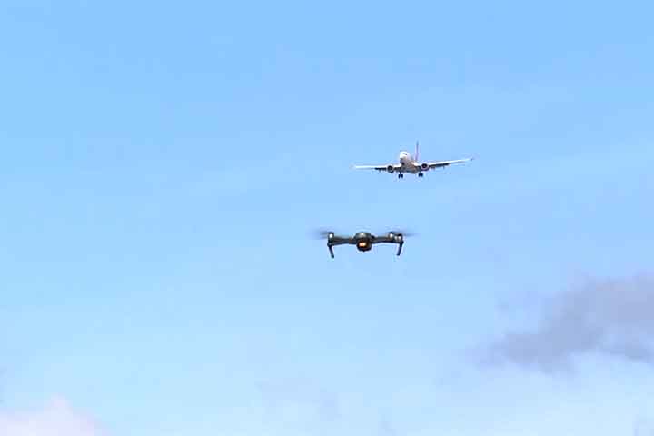 Além da invasão de privacidade, como no caso do apartamento no Rio de Janeiro, há riscos envolvendo a aviação civil. Aeroportos já precisaram ser fechados pela presença de drones nas proximidades, o que representa grave risco de colisão com aviões, especialmente em pousos e decolagens.
