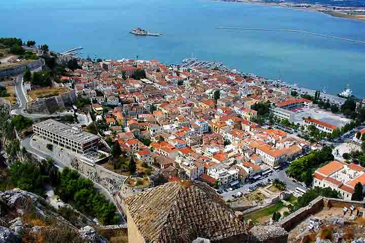 3º) Nafplio, Grécia: Nafplio é uma cidade portuária encantadora, famosa por suas praias de águas cristalinas e o imponente Forte Palamidi. Foi a primeira capital da Grécia moderna, entre 1823 e 1834.