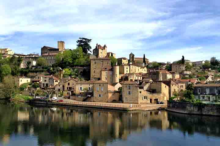 4º) Puy-l’Évêque, França: Esse charmoso vilarejo, que fica no sul da França, encanta com suas casas medievais empilhadas sobre o rio e ruas sinuosas de paralelepípedos.