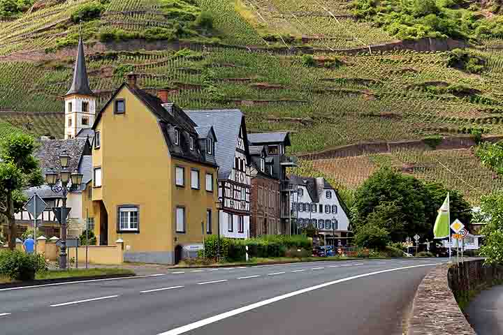 5º) Bremm, Alemanha: Bremm é uma pequena vila localizada às margens do rio Mosela, no oeste da Alemanha, famosa por seus vinhedos em encostas íngremes. 