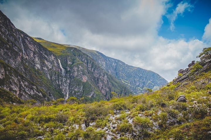 Além da riqueza natural, a Serra do Cipó também abriga o Parque Nacional da Serra do Cipó, unidade de conservação criada para proteger a fauna, a flora e as nascentes da região.