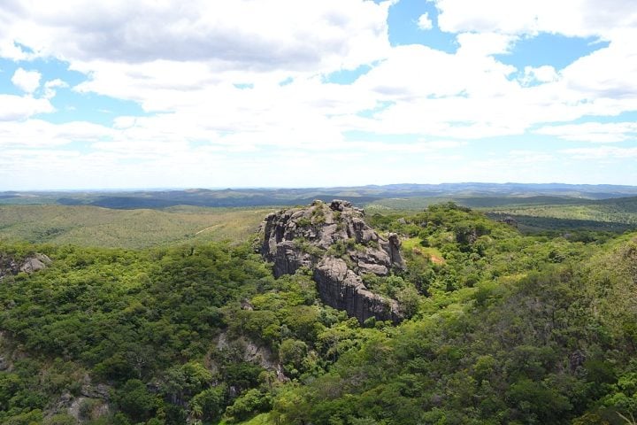 Um homem de 28 anos morreu no sábado (16 de agosto) após despencar de uma altura de 20 metros na Serra do Cipó, na Região Metropolitana de Belo Horizonte, Minas Gerais.