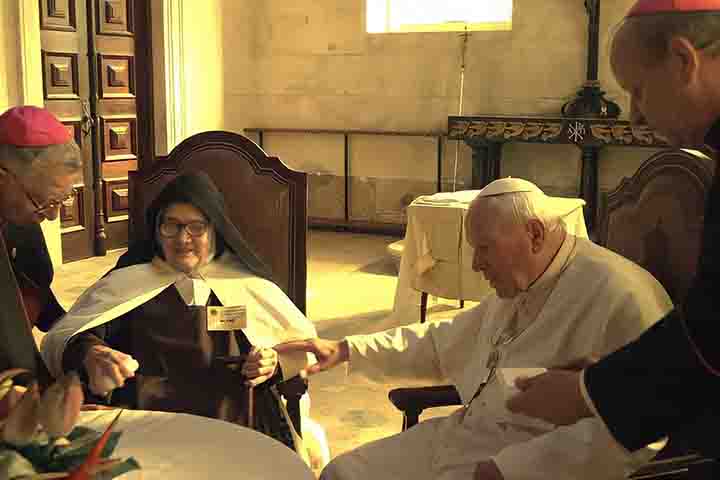 Irmã Lúcia, que viveu até 2005 como religiosa carmelita, teve seu processo de beatificação iniciado posteriormente. Na foto, o registro de um encontro dela com o Papa João Paulo II, em 2000.
