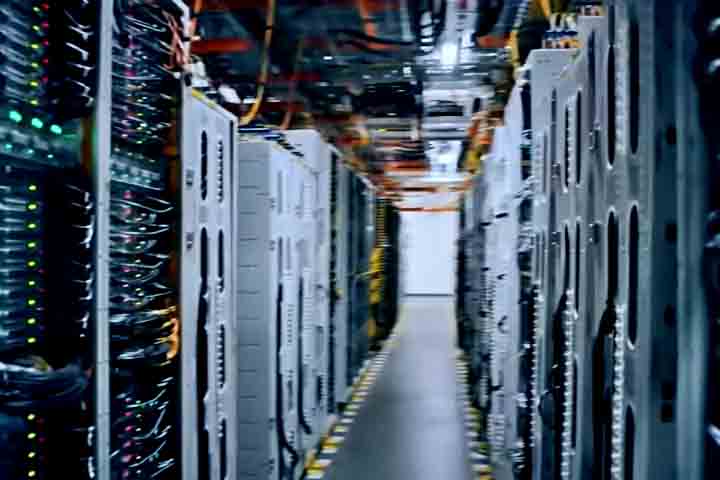 Atualmente, um deles opera parcialmente para serviços de nuvem, mas o plano é atingir potência inicial de 1.500 MW, com expansão até 3.200 MW, suficiente para atender até 6 milhões de residências por dia. 
