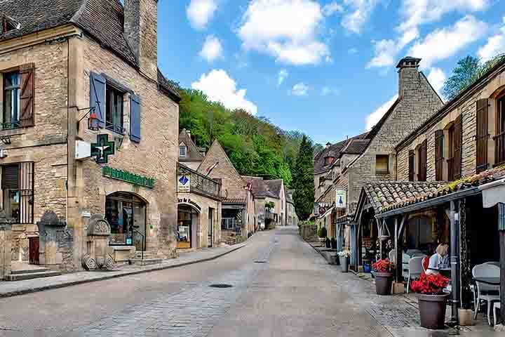 As ruelas de paralelepípedos levam a casinhas de pedra com telhados de lousa, muitas transformadas em charmosas estalagens. Além disso, o Château de Beynac, construído no século 12, é um dos grandes tesouros locais.