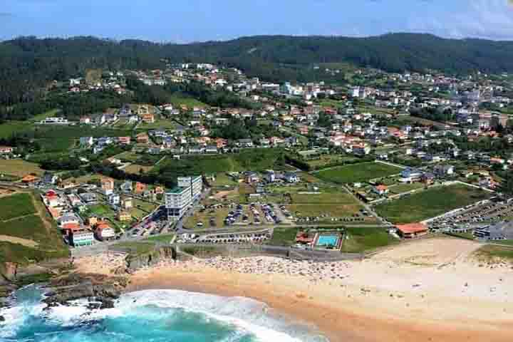 7º) Valdoviño, Espanha: Localizado na costa norte da Galiza, Valdoviño é conhecido por suas deslumbrantes paisagens naturais e praias ideais para o surfe.