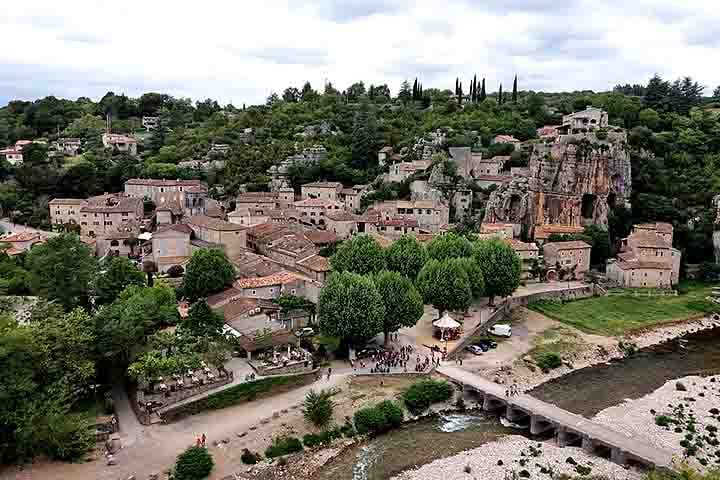 9º) Labeaume, França: Labeaume é um vilarejo localizado no sul da França, na região de Ardèche, famosa por sua beleza natural e arquitetura rústica. 