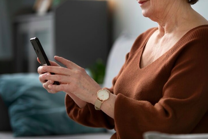 Uma idosa perdeu R$ 1,5 mil após compartilhar dados pessoais nos comentários. As informações são da BBC News Brasil.