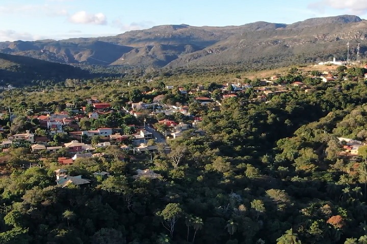 Além de suas belezas naturais, a Serra do Cipó tem um charme histórico e cultural, com pequenos distritos que preservam casinhas simples, igrejas coloniais e um clima acolhedor. 
