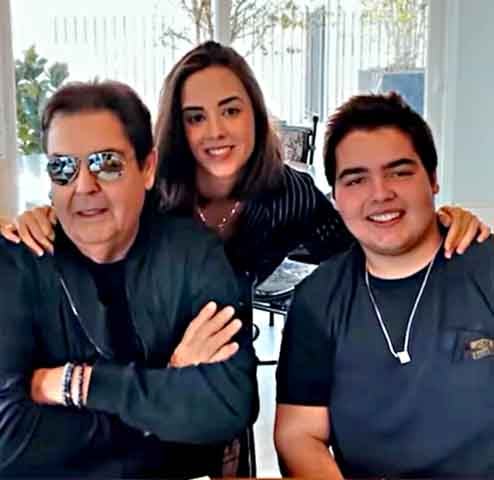 Faustão tem também outra filha mais velha, a cantora Lara Silva, que nasceu em 1998 do casamento do apresentador com a artista plástica Magda Colares. 
