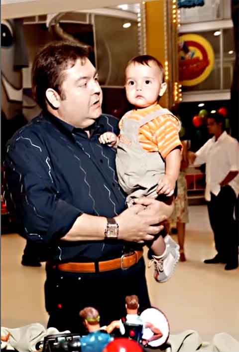 Na ocasião, o jovem apresentador fez uma homenagem ao pai, que passou recentemente por dois novos transplantes de órgão - fígado e rim. 