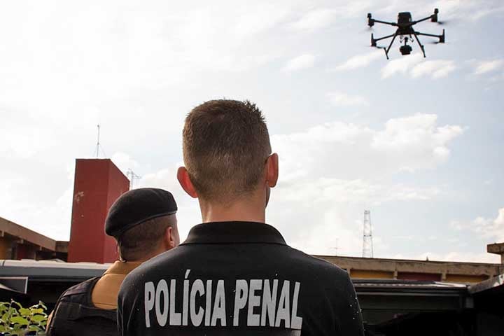 A tecnologia dos drones já trouxe benefícios reais, como na entrega de remédios e vacinas em áreas remotas - a exemplo do ocorrido em 2022 em áreas indígenas na Amazônia durante a pandemia. 