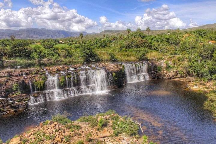 A área é marcada por formações rochosas, cânions, rios cristalinos e cachoeiras de tamanhos variados, algumas de fácil acesso e outras mais desafiadoras.