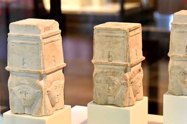 Além disso, o sítio se destaca pelo túmulo de Petosiris, um sumo sacerdote de Toth que viveu no período Ptolomaico. 