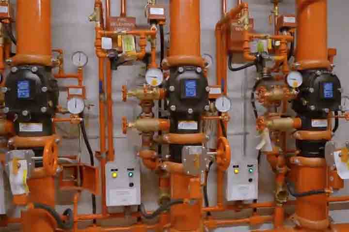 Data center é uma estrutura física que abriga milhares de servidores responsáveis por armazenar, processar e distribuir grandes volumes de dados. Eles são a base de funcionamento da internet, nuvem, bancos, redes sociais e aplicativos.
