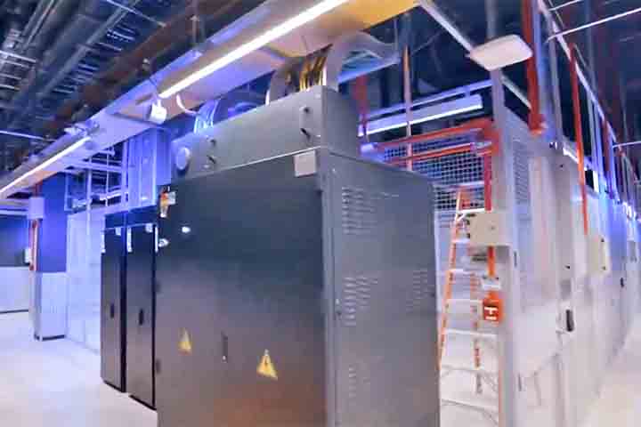 Enquanto um data center tradicional atende diversas aplicações, os voltados à IA são otimizados para processar algoritmos de aprendizado de máquina em escala massiva.
