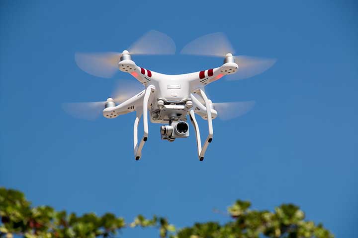 Porém, para que a empresa consiga implementar esse modelo é preciso uma mudança regulatória no Brasil. Atualmente, não há autorização para operações comerciais em grande escala com drones. 
