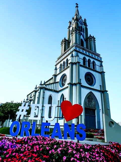 Além disso, a icônica Paróquia Santa Otília, construída em estilo gótico tardio, é cartão‑postal da cidade com sua torre de quase 54 m e interior decorado com altar de mogno.