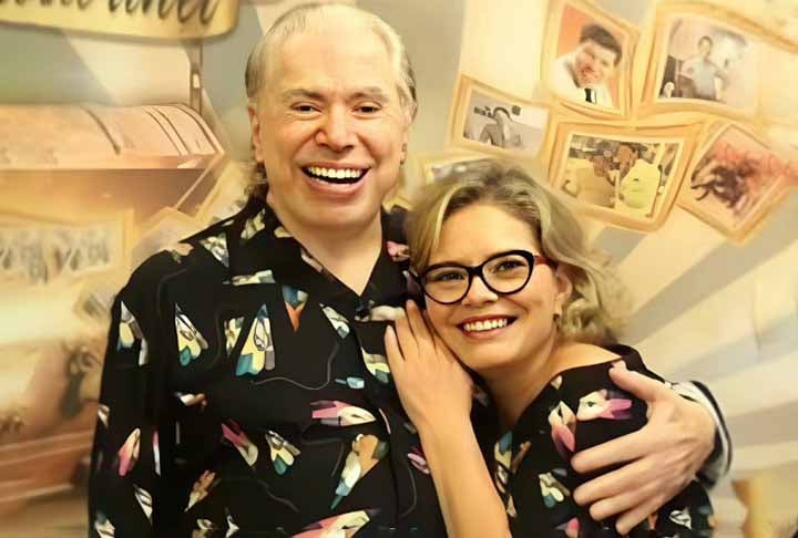 Enquanto isso, no primeiro Dia dos Pais sem Silvio Santos, celebrado no último domingo (10/08), Cintia Abravanel, sua filha primogênita, prestou uma homenagem emocionante com fotos raras da família. “A saudade do meu pai é imensa”, declarou a artista plástica ao compartilhar o tributo.