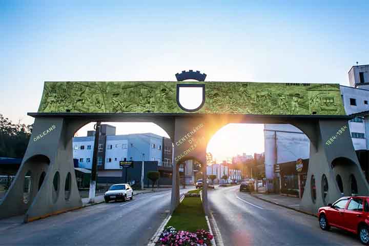 Colonizado por imigrantes europeus — principalmente italianos, alemães, poloneses e outros — Orleans preserva forte tradição cultural e arquitetônica ligada à imigração.