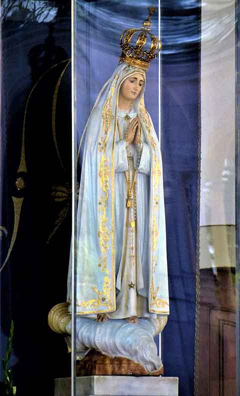 Nossa Senhora de Fátima é uma das aparições marianas mais famosas e veneradas no mundo católico. 
