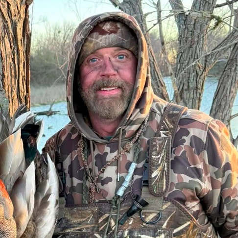 Defensor da caça como forma de conservação, Watkins era membro do Dallas Safari Club e costumava publicar em suas redes sociais fotos exibindo troféus conquistados em viagens de caça.