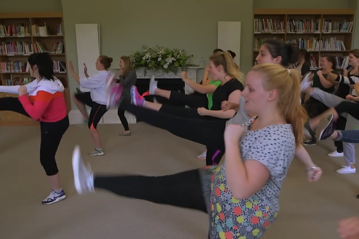 A escola também ensina alguns diferenciais um tanto quanto incomuns, como direção defensiva, autodefesa, segurança cibernética e prevenção de sequestros.