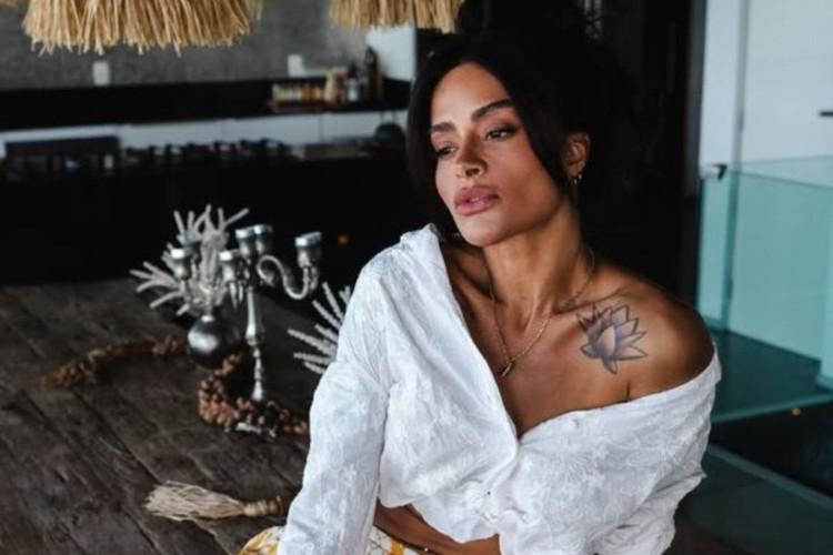 Antes da fama, Aline já foi capa de revistas masculinas e até participou de campanha de cerveja.