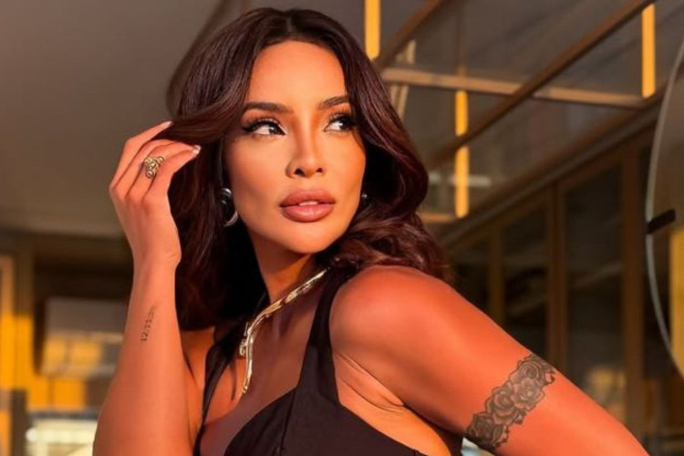 Carol foi adotada aos 15 anos pelo professor de dança que a incentivou a seguir carreira artística.