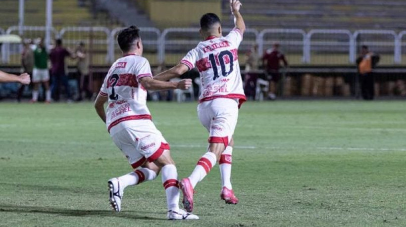 Danielzinho marca em cobrança magistral, e time alagoano segura a vitória por 1 a 0 fora de casa; Voltaço teve um expulso e segue no Z4