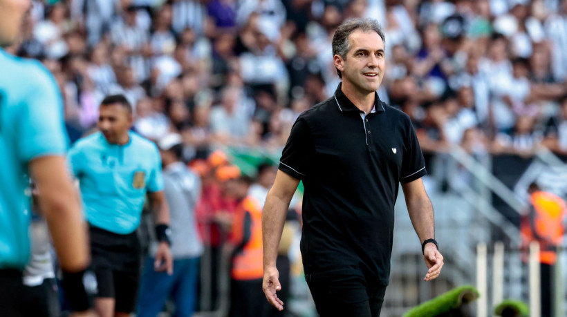 FORTALEZA, CEARÁ, BRASIL, 16-08-2025: Léo Condé em Jogo Ceará x Bragantino pelo Campeonato Brasileiro Serie A na Arena Castelão. (Foto: Samuel Setubal/ O Povo)