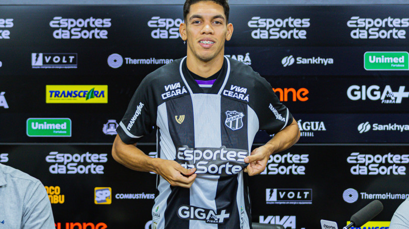 Paulo Baya, novo reforço do Ceará, durante apresentação oficial