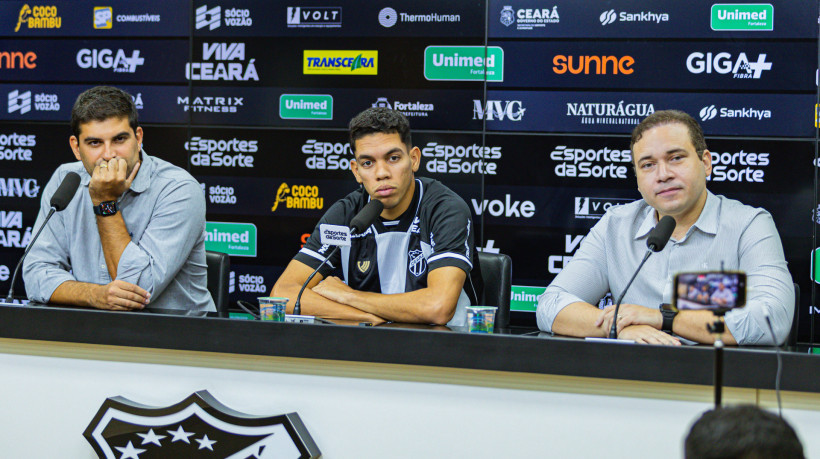 Paulo Baya, novo reforço do Ceará, durante apresentação oficial