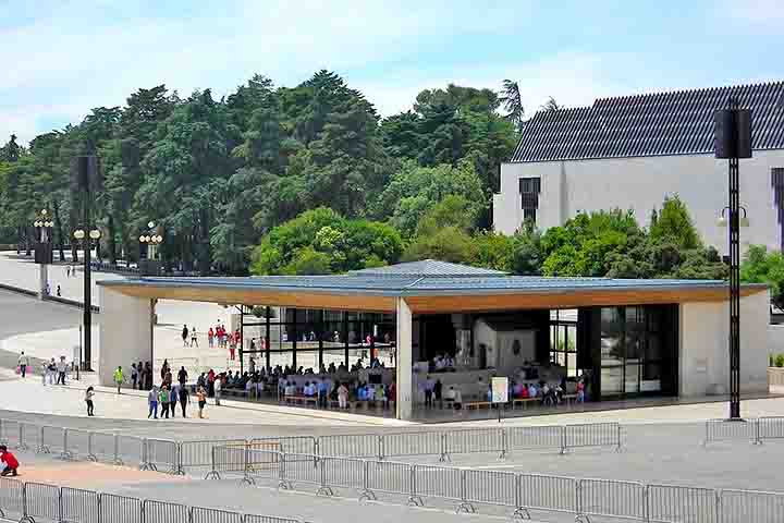 As aparições começaram em 13 de maio de 1917, quando as crianças estavam pastoreando ovelhas em um local chamado Cova da Iria. 
