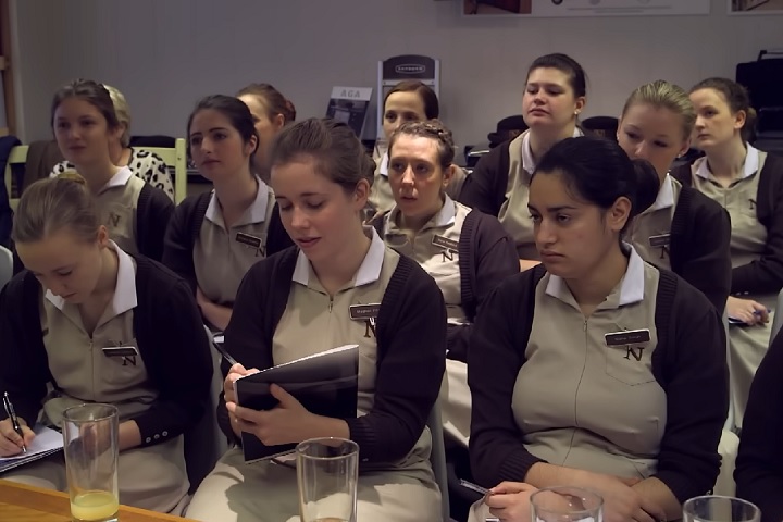 O curso dura 4 anos e inclui disciplinas como psicologia infantil, etiqueta, nutrição, primeiros socorros e pedagogia.