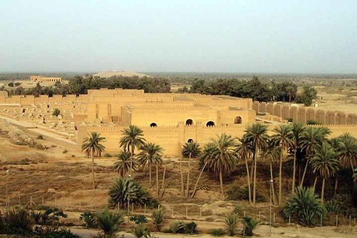 As Sete Maravilhas do Mundo Antigo eram um conjunto de obras arquitetônicas e artísticas extraordinárias, das quais apenas uma permanece intacta.