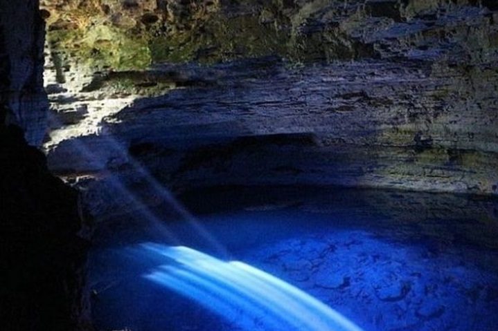 Em Uberlândia, o projeto avalia refrigeração com uso do Aquífero Guarani, prometendo sistema fechado de baixo impacto hídrico.
