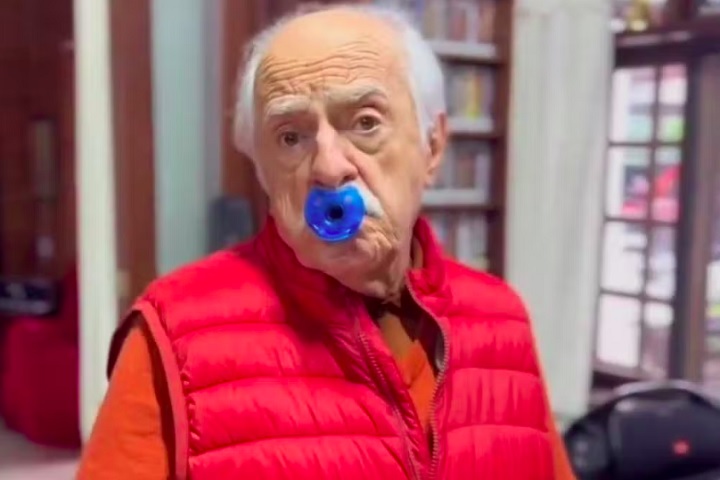 O ator Ary Fontoura, de 92 anos, criticou a nova moda em um vídeo nas redes sociais: Não é uma loucura, gente? Usar chupeta para tirar o estresse, começou ele.