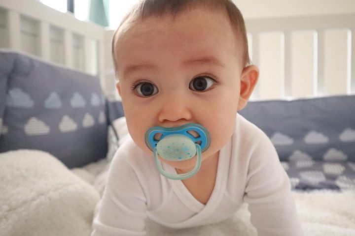 A partir daí, outras versões começaram a ser produzidas, incorporando materiais mais seguros e formatos ergonômicos.