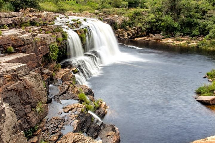 A Cachoeira da Farofa, a Cachoeira do Véu da Noiva e a Cachoeira Grande são algumas das mais populares da região.