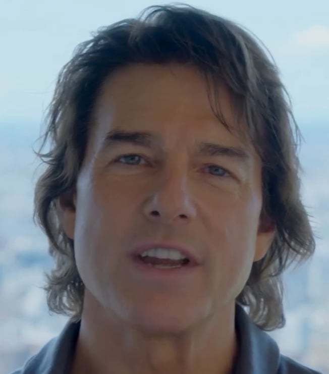 A recusa de Tom Cruise a uma homenagem no Kennedy Center Honors de 2025, durante o governo de Donald Trump, foi destaque na imprensa internacional. A justificativa oficial foi “conflito de agenda”, mas a participação direta de Trump na escolha dos homenageados gerou especulações políticas.