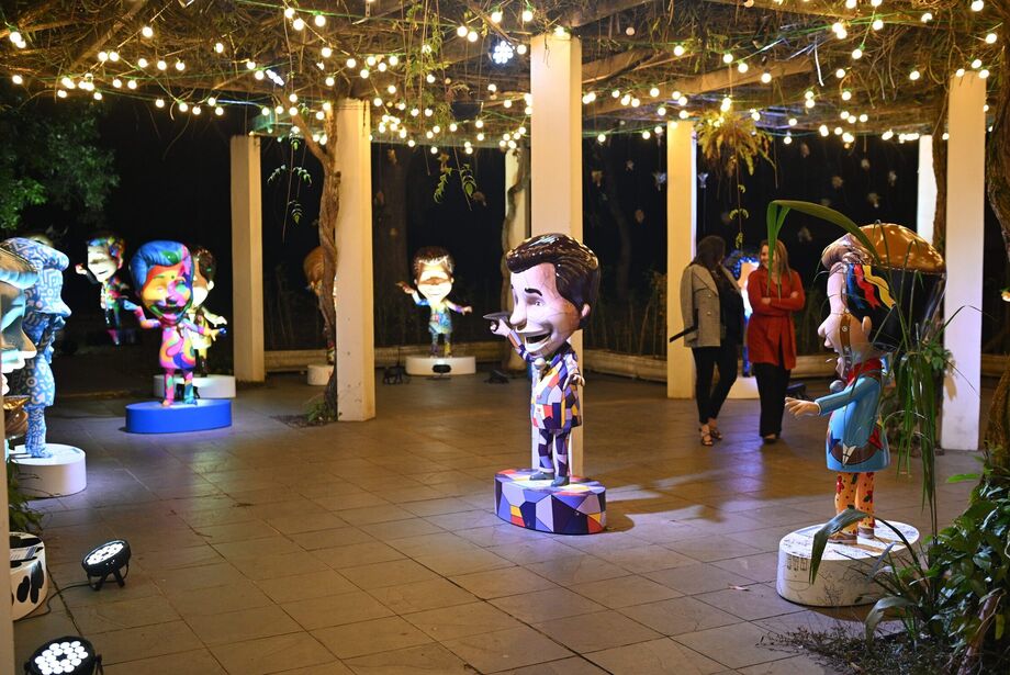 A mostra itinerante reúne mais de 40 esculturas do personagem Silvinho, todas feitas em fibra de vidro por diferentes artistas brasileiras, celebrando de forma criativa e afetiva o legado de Silvio Santos.