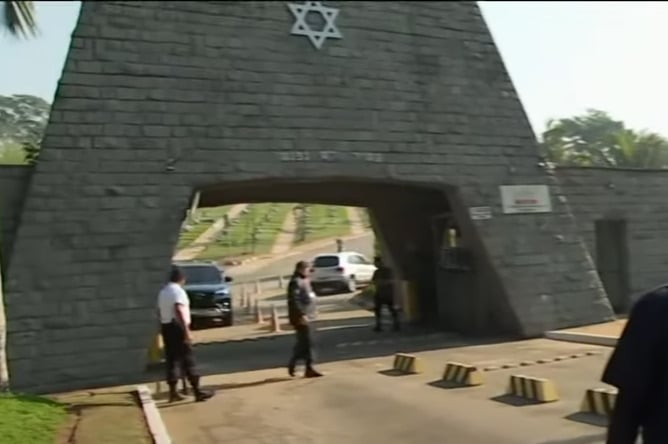 O corpo de Silvio foi enterrado, sem velório, no Cemitério Israelita, em São Paulo, conforme desejo do apresentador, respeitando o ritual judaico. Pela tradição, o morto é enterrado o mais rapidamente possível, por respeito à pessoa. 