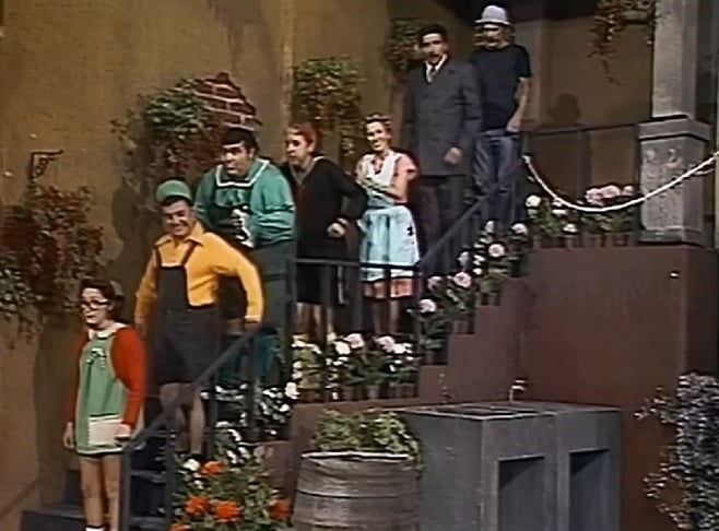 Porta misteriosa – No pátio principal, havia uma escada que dava acesso ao segundo andar da vila, onde uma porta ficava sempre fechada. Raramente os personagens subiam ou desciam por ali.