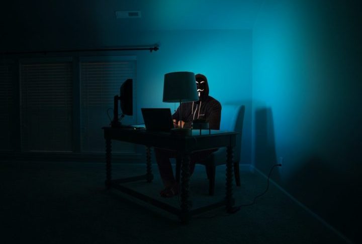 Também há relatos de criminosos se passando por José Fernandes para aplicar golpes, como pedidos de dinheiro ou promessas falsas de encontros.