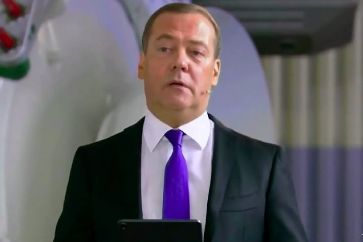 Em um canal no Telegram, Medvedev declarou: “Trump deveria se lembrar de como a lendária ‘Mão Morta’ pode ser perigosa”.